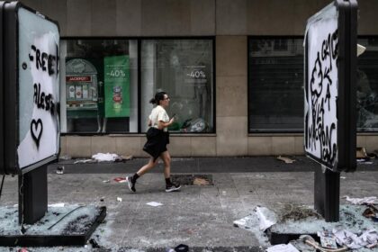 Trump dice que Francia «está en llamas» y «destrozado» por la inmigración
