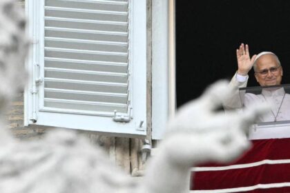 Papa León se reincorporará gradualmente a sus funciones en primer acto tras operación de cáncer