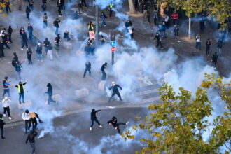 Qué hay detrás de las protestas en Francia y por qué decretaron toques de queda