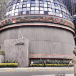 Petróleo e incertidumbre por la IA golpean a las bolsas; peso supera los 18.50 por dólar