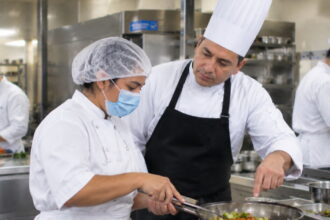 La Embajada de EU en México busca chef y ofrece 20,800 pesos al mes para cocinar en la residencia del embajador