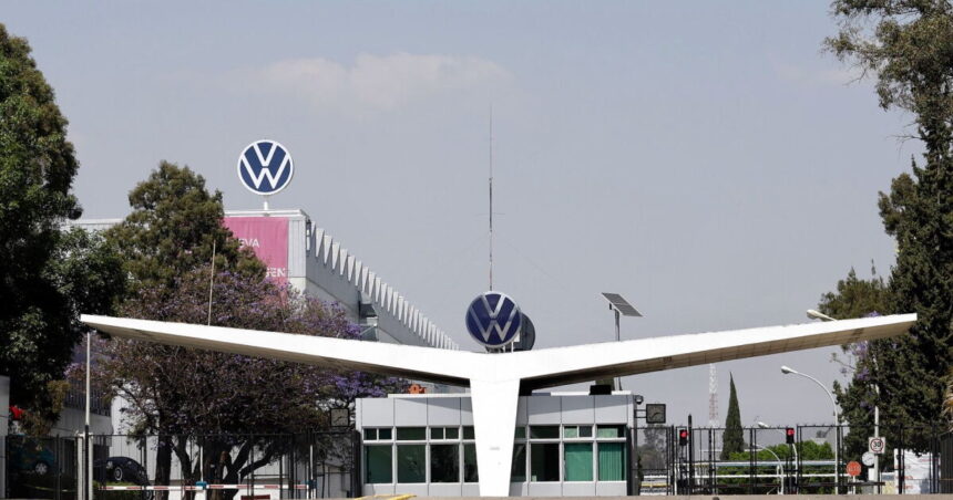 El jaloneo salarial entre Volkswagen y sus trabajadores en Puebla que mantiene a la automotriz en riesgo de huelga