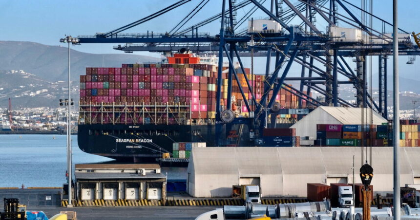 Exportaciones de México crecen 37.9% en septiembre, pero vuelve el déficit comercial