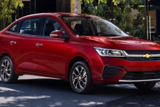 Chevrolet bajó tanto el precio del Aveo nuevo que uno usado dejó de ser la opción barata
