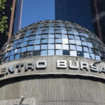BMV cae más de 1% tras reportes trimestrales; Wall Street espera a la Fed