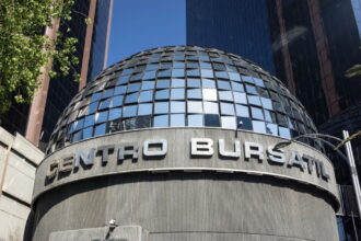 BMV cae más de 1% tras reportes trimestrales; Wall Street espera a la Fed