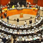 Las condonaciones de multas a grandes empresas y cuotas mayores a turistas son aprobadas en el Senado
