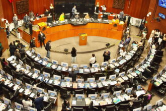 Las condonaciones de multas a grandes empresas y cuotas mayores a turistas son aprobadas en el Senado