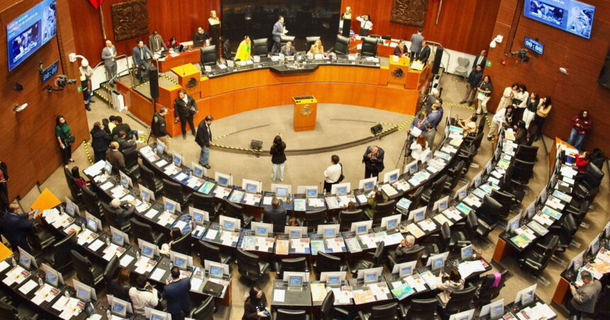 Las condonaciones de multas a grandes empresas y cuotas mayores a turistas son aprobadas en el Senado