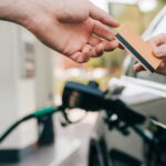 Regreso de comisiones bancarias y compra de más infraestructura para pagos digitales presionará el margen de las gasolineras