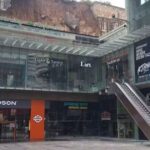 Deslave en plaza comercial de Santa Fe deja daños en locales, sótanos y vehículos de lujo