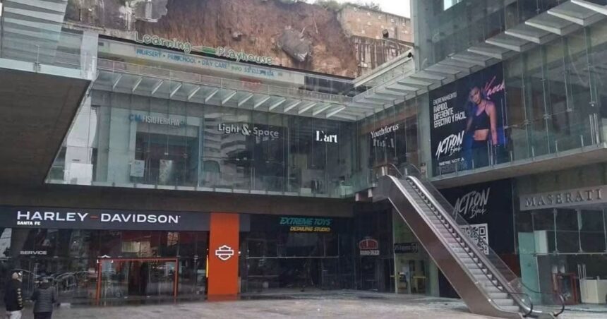 Deslave en plaza comercial de Santa Fe deja daños en locales, sótanos y vehículos de lujo
