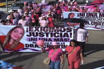 Marchan en Coatzacoalcos por feminicidio de la doctora Cristina Ramos: exigen detener a Lenin “N”